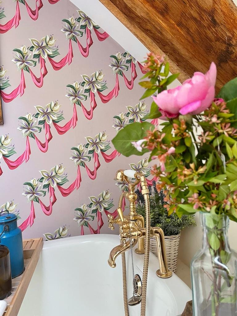 ribbon-wallpaper-floral-design-jojo-trixie-british-printed-designed-bathroom