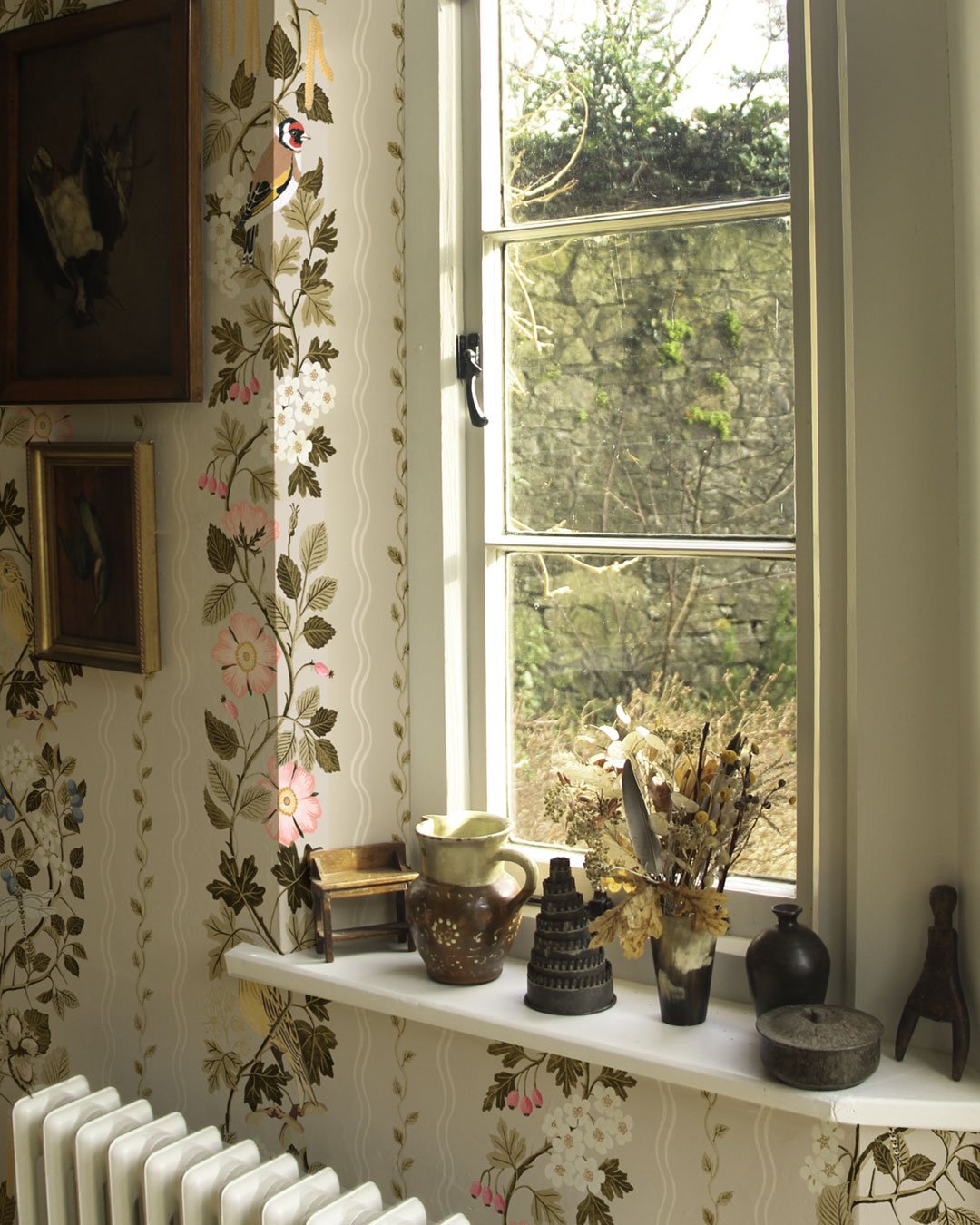 Studio-le-cocq-hedgerows-wallpaper-bracken-soft-beige-greige-striped-country-style-cottage-wallpaper-birds-roses-vines-leaves