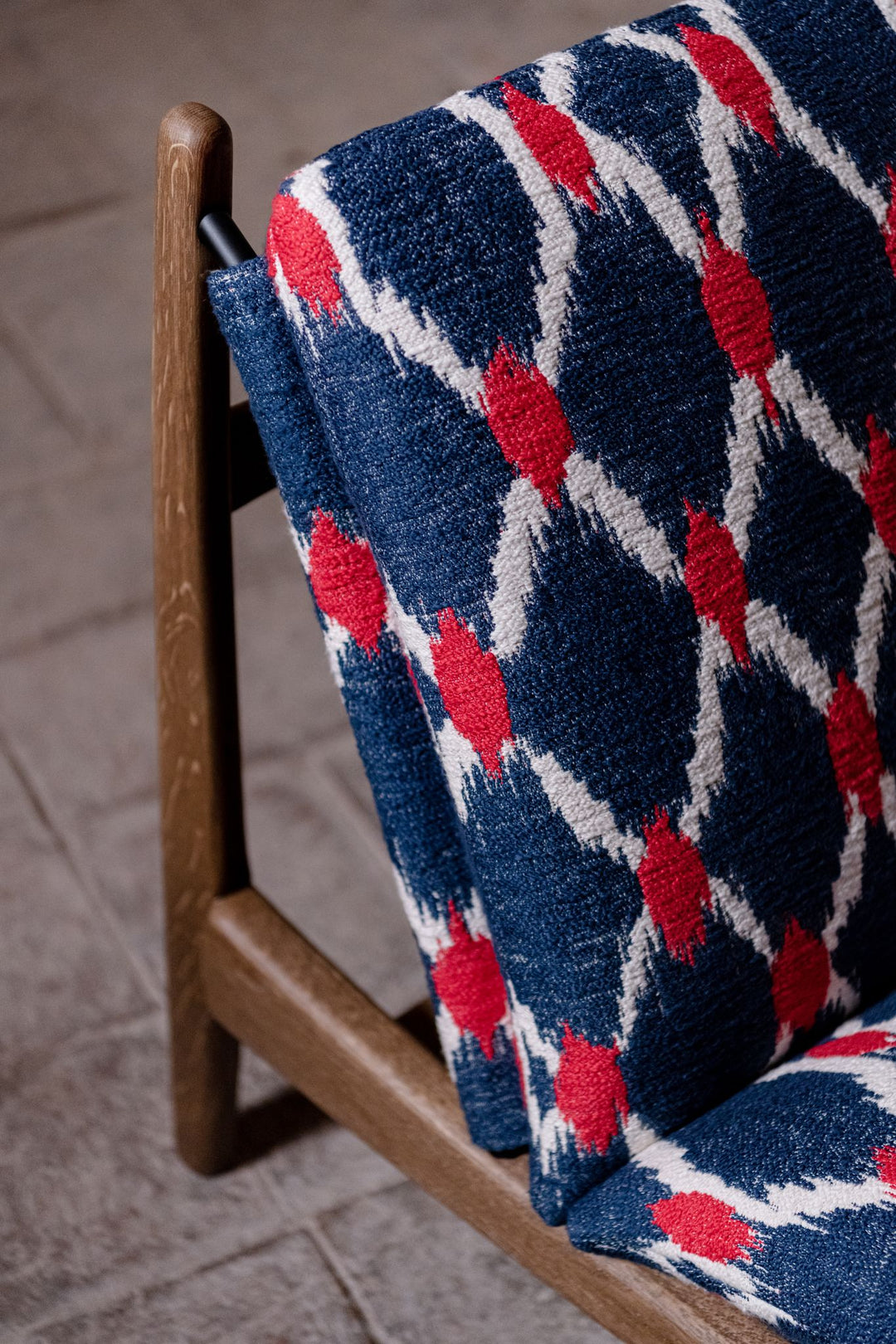 mind-the-gap-red-blue-white-jacquard-design-woven-fabric-stylish-chair-luxury-furniture-designer-high-end-wooden-frame