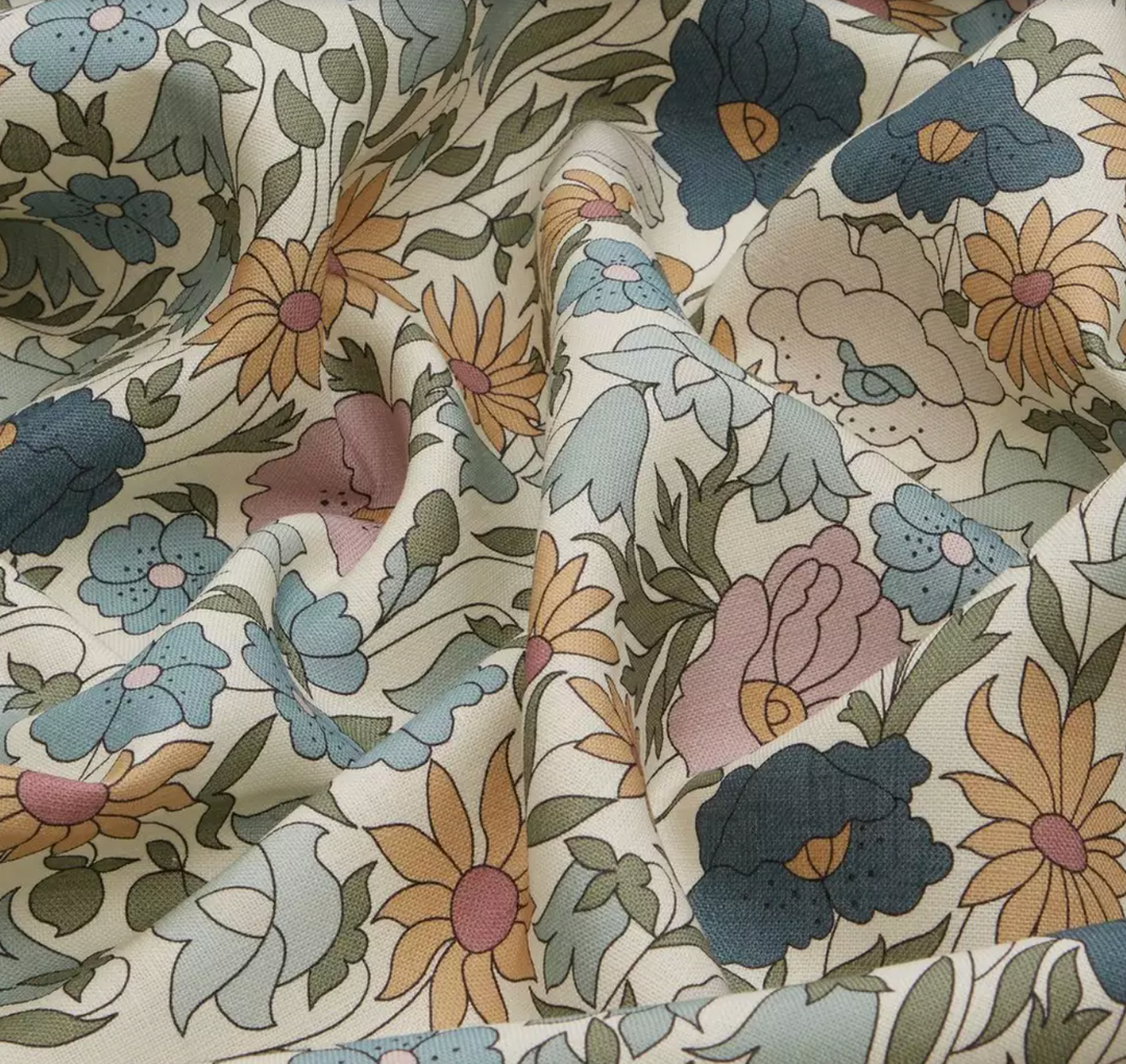 liberty-fabrics-interiors-poppy-meadowfields-landsdowne-linen-dainty-daisy-flowers