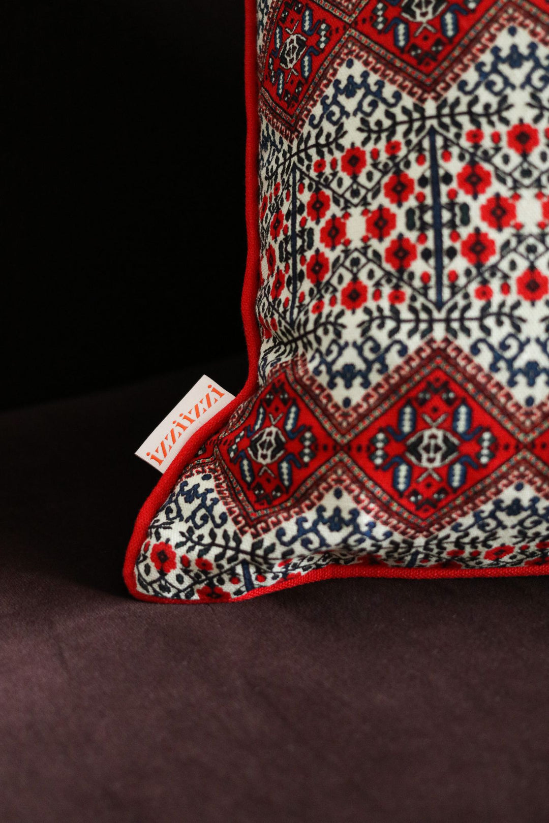 izziizzi-linen-cushions-geometric-astec-design-british-made-uk-designer-red-white-black-aztec-design-tile-moroccon-design