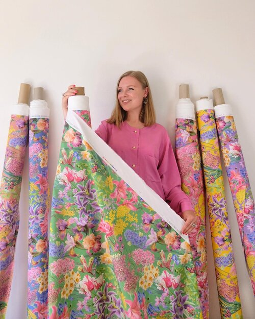 bauldry-botancals-interior-furnishings-deigner-brand-fabrics-wallpapers-designer-british-the-design-yardbauldry-botanicals-optimism-renewed-100%-organic-cotton-hopsack-fabric-grouped-flowers-floral-print-british-designer-colourful-interiors-inspired-by-nature